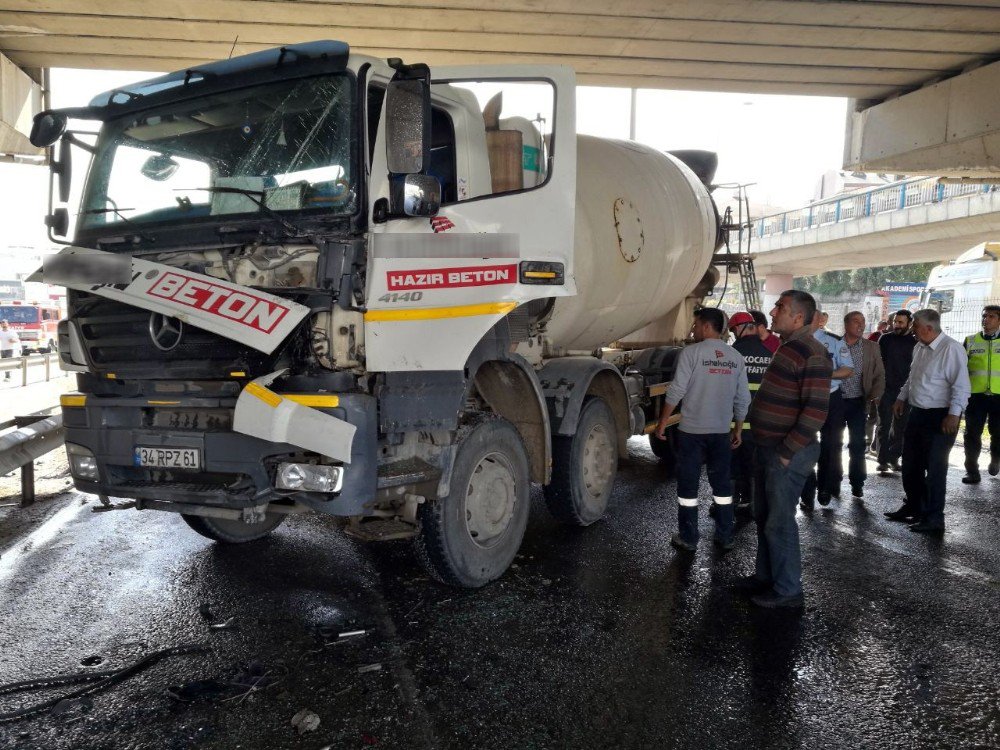 Beton Mikseri Yolcu Otobüsüne Çarptı: 1 Yaralı