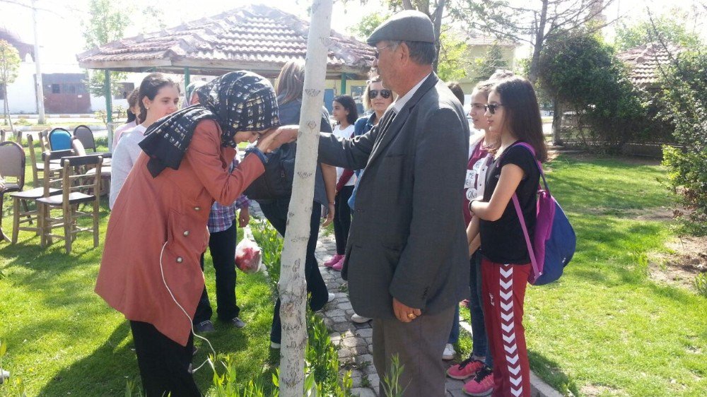 Öğrenciler Okullarına İsmi Verilen Şehit Halisdemir’in Kabrini Ziyaret Etti