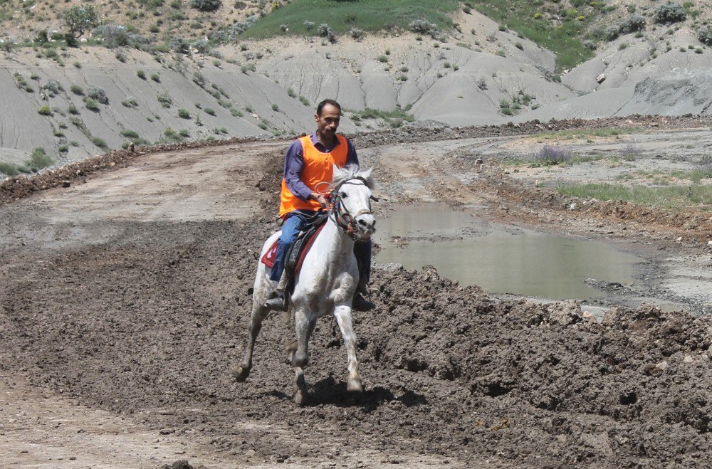 Mardin’de Rahvan Atları Yarışı Renkli Görüntülere Sahne Oldu