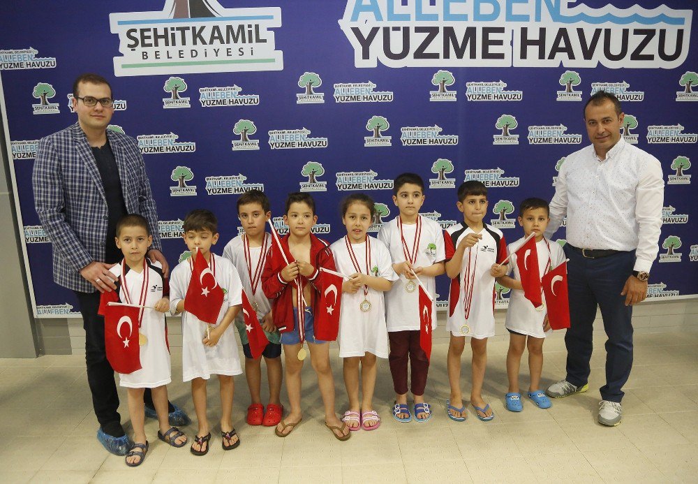 Minik Kulaçlar Anneler İçin Atıldı