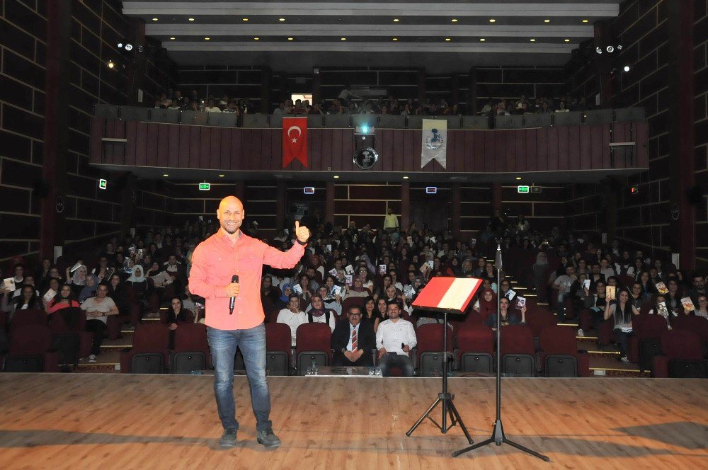 Yazar Kahraman Tazeoğlu Akşehir’de Şiir Dinletisi Sundu