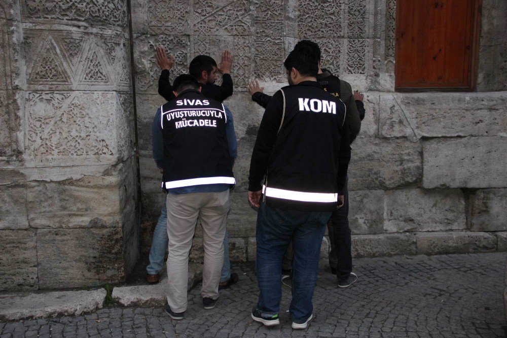 Sivas’taki Narkotik Uygulamasında "Hayalet Silah" Ele Geçirildi