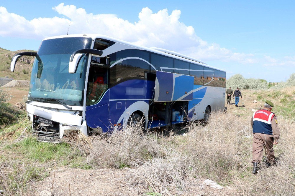 Yozgat’ta Yolcu Otobüsü Tarlaya Girdi: 10 Yaralı