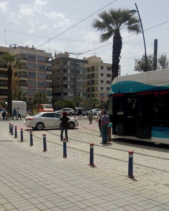 Tramvay Raylarına Aracını Bıraktı, Dakikalarca Almadı