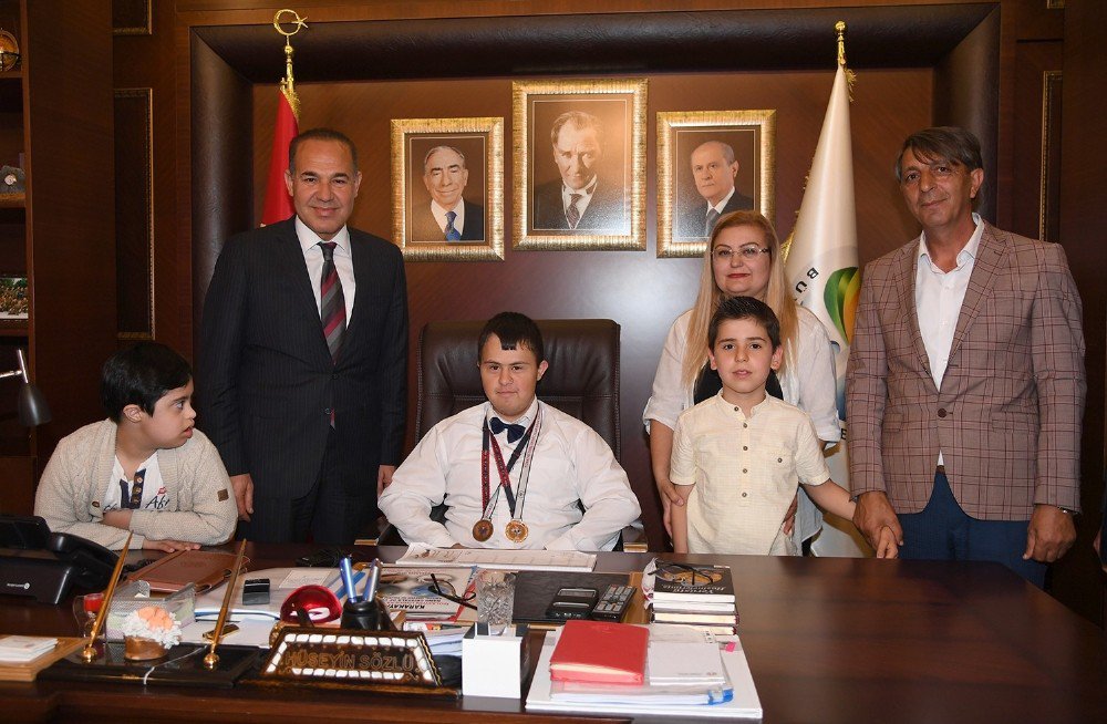 Başkan Sözlü, Makam Koltuğunu Engelli Çocuklara Bıraktı