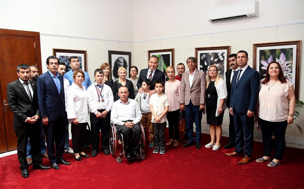 Başkan Sözlü, Makam Koltuğunu Engelli Çocuklara Bıraktı