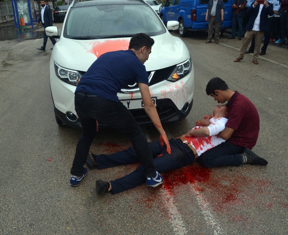 Liseli Öğrencilerin Trafik Kazası Canlandırması Gerçeğini Aratmadı