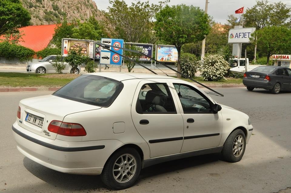 Bilbord Park Halindeki Aracın Camına Ok Gibi Saplandı