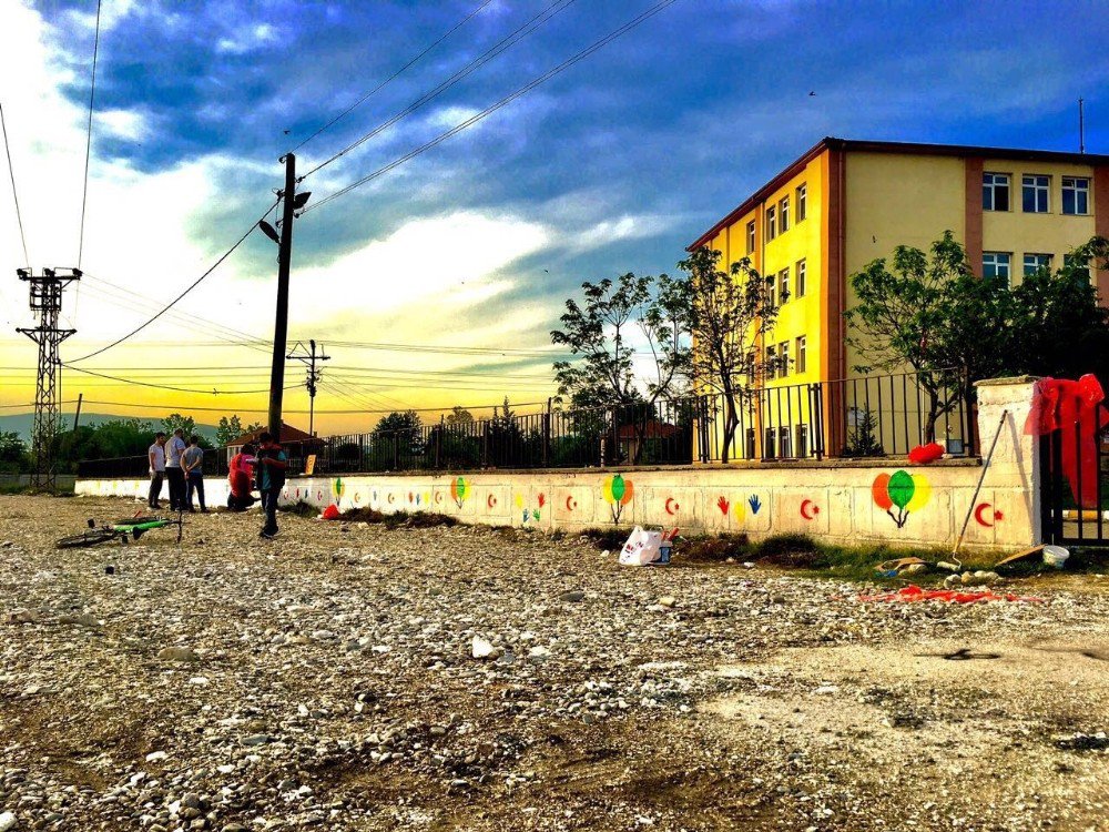 Ak Gençlerden Köy Okullarına Destek