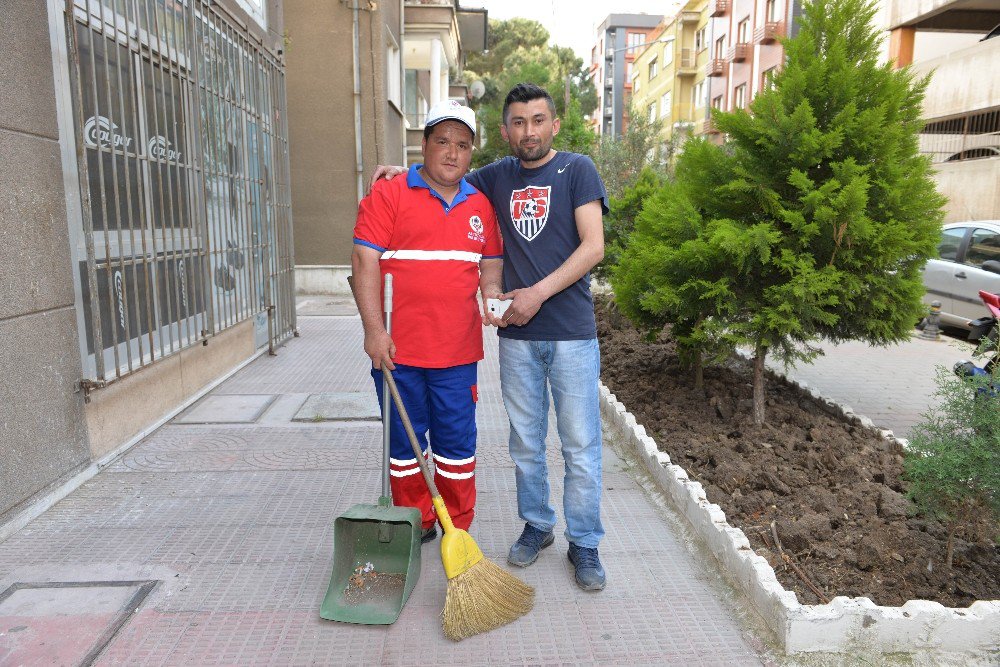 Temizlik İşçisi, Bulduğu Telefonu Sahibine Teslim Etti