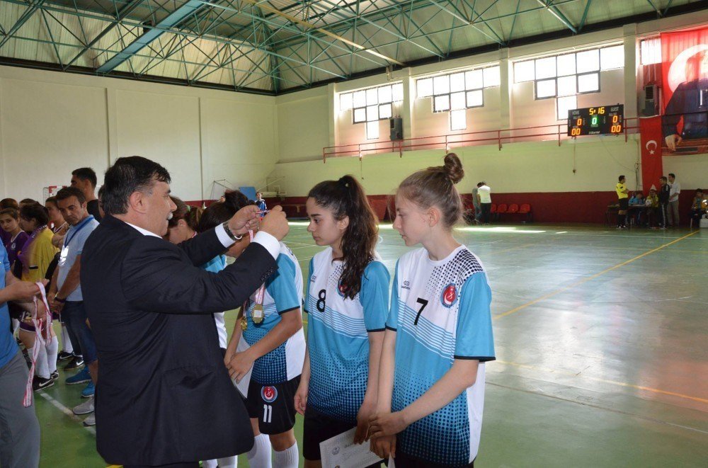 Emet’te Yapılan Türkiye Okullararası Genç Kızlar Futsal Yarı Final Maçları Sona Erdi