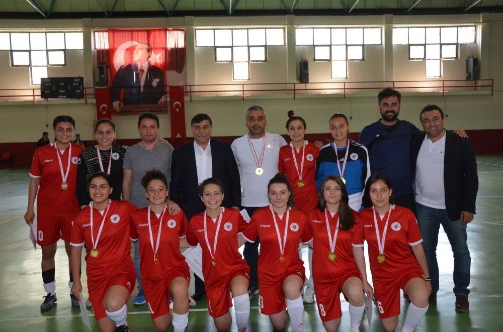 Emet’te Yapılan Türkiye Okullararası Genç Kızlar Futsal Yarı Final Maçları Sona Erdi