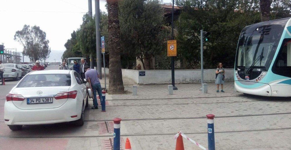 Tramvay Raylarına Aracını Bıraktı, Dakikalarca Almadı