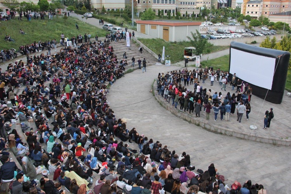 Koü’de Yazlık Sinema Keyfi