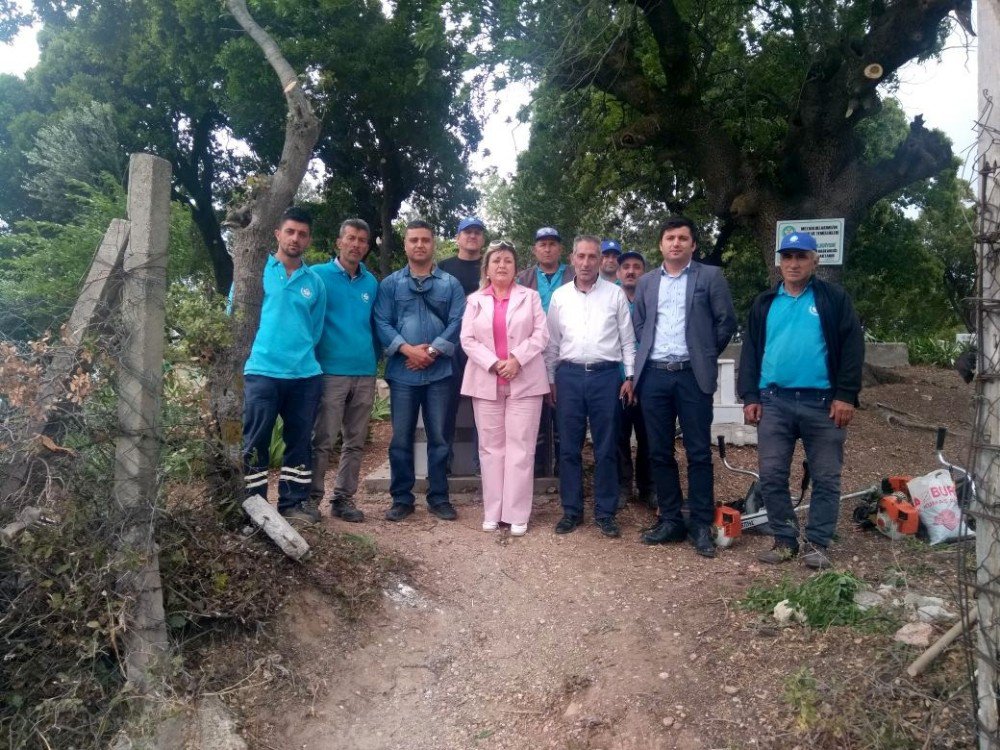 Mezarlıklarda Yoğun Çalışma