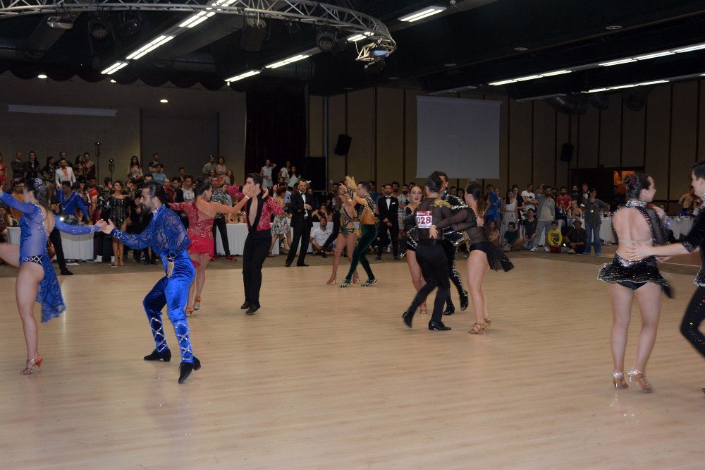 Büyükşehir’in Dansçıları Salsa 4. Etabında Birinci Oldu