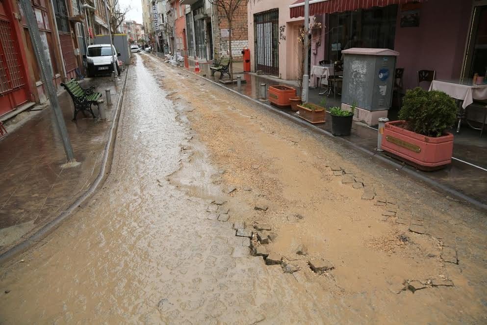 Yapımı Tamamlanan Yolların Yeniden Kazılmasına Tepki