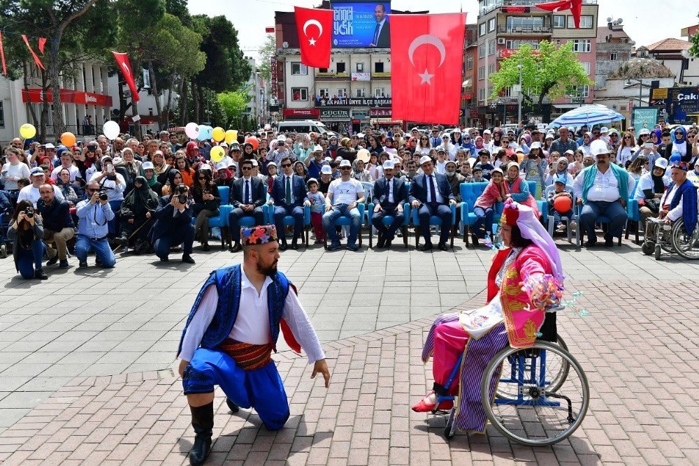 Engelliler Tekerlekli Sandalye İle Zeybek Oynadı