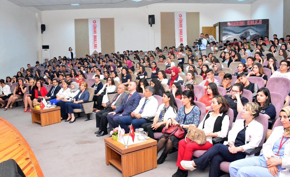 Geleceğin Sağlıkçılarından “Dünden Bugüne Hemşire Kıyafetleri” Defilesi