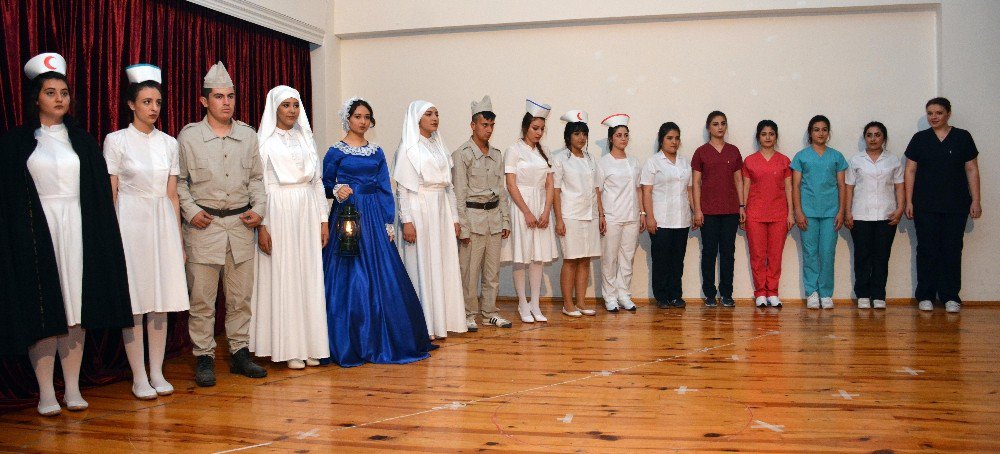 Geleceğin Sağlıkçılarından “Dünden Bugüne Hemşire Kıyafetleri” Defilesi