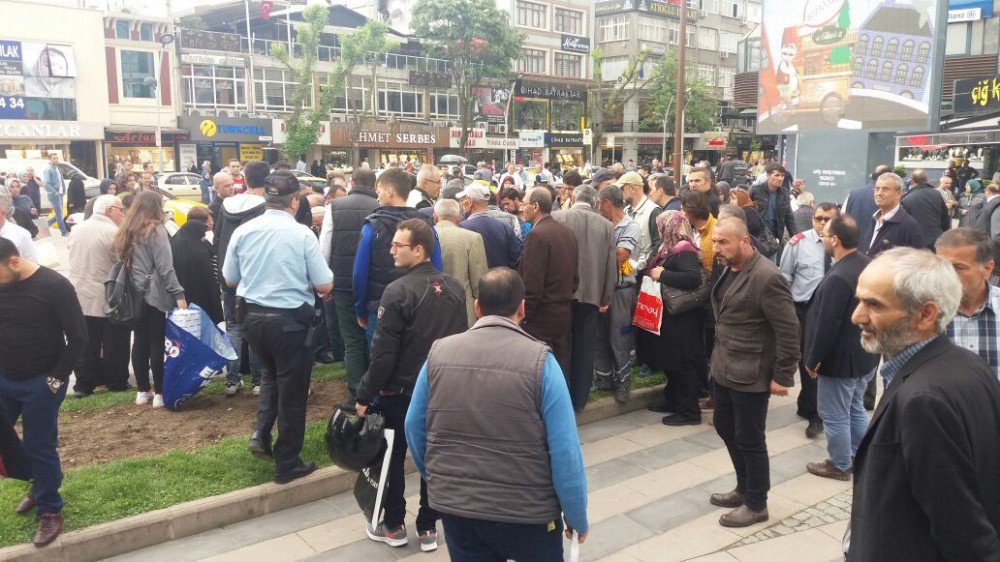 Şehir Merkezinde Bıçaklı Kavga: 1 Yaralı