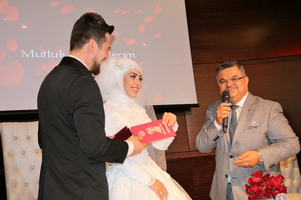 Başkan Yağcı Nikah Şahitliği Yaptı, Damat Gözyaşlarını Tutamadı