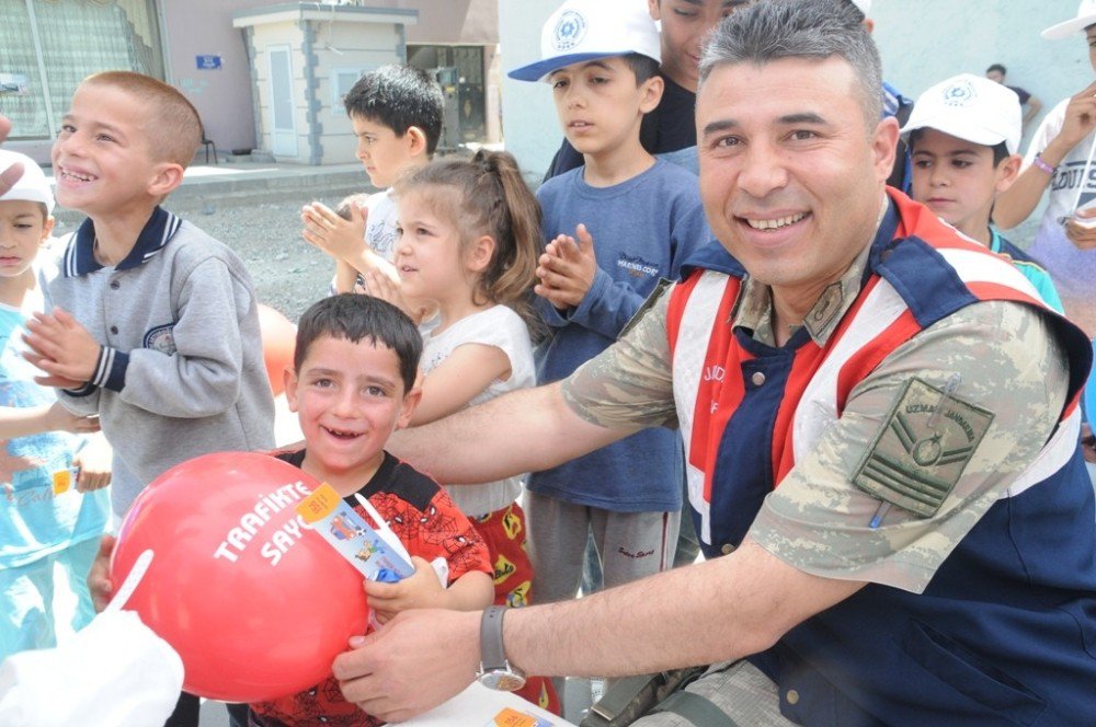 Cizre’de Sevgi Sokağında Trafik Bilgilendirme Standı Açıldı