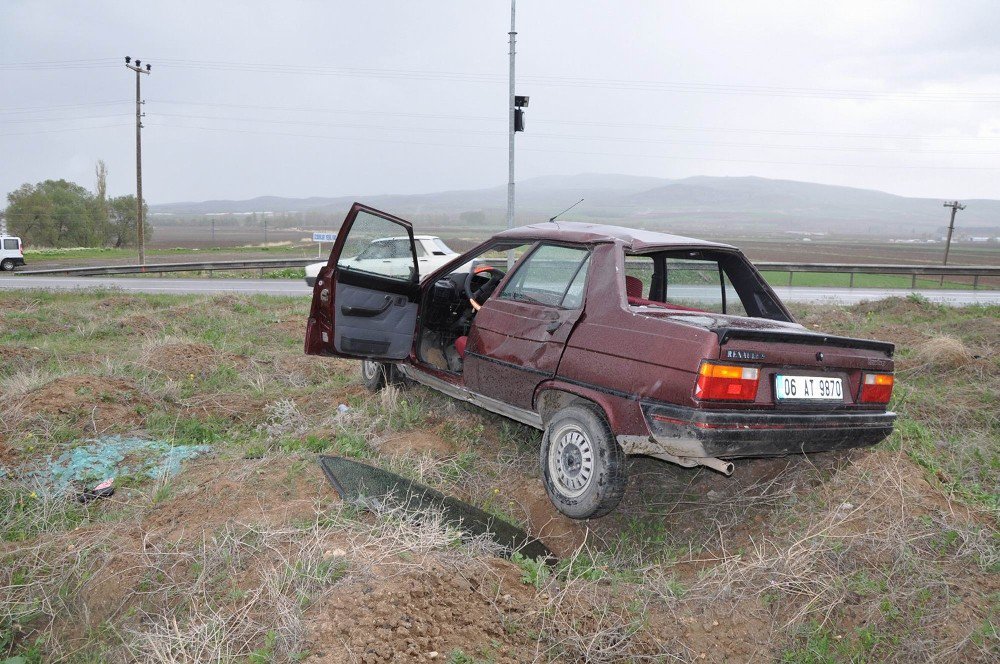 Sivas’ta Trafik Kazası: 2 Yaralı