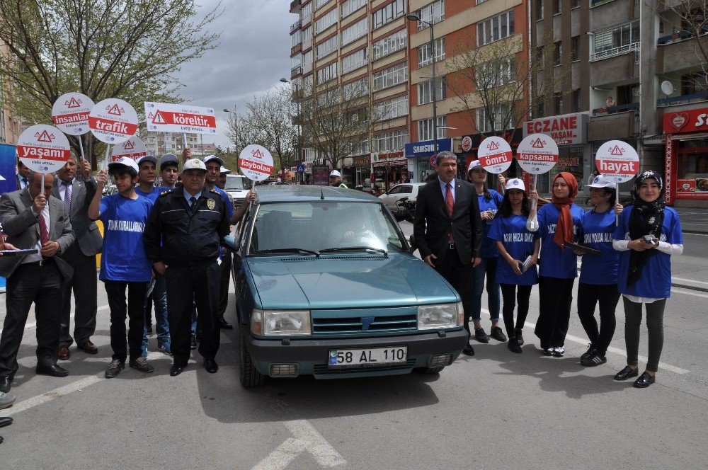 Sivas’ta Üniversiteli Öğrencileri Trafik Kontrolü Yaptı