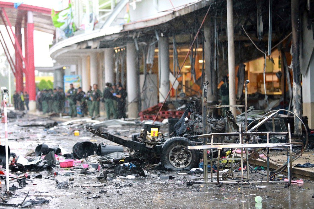 Tayland’da Süpermarkete Bombalı Araç Saldırısı