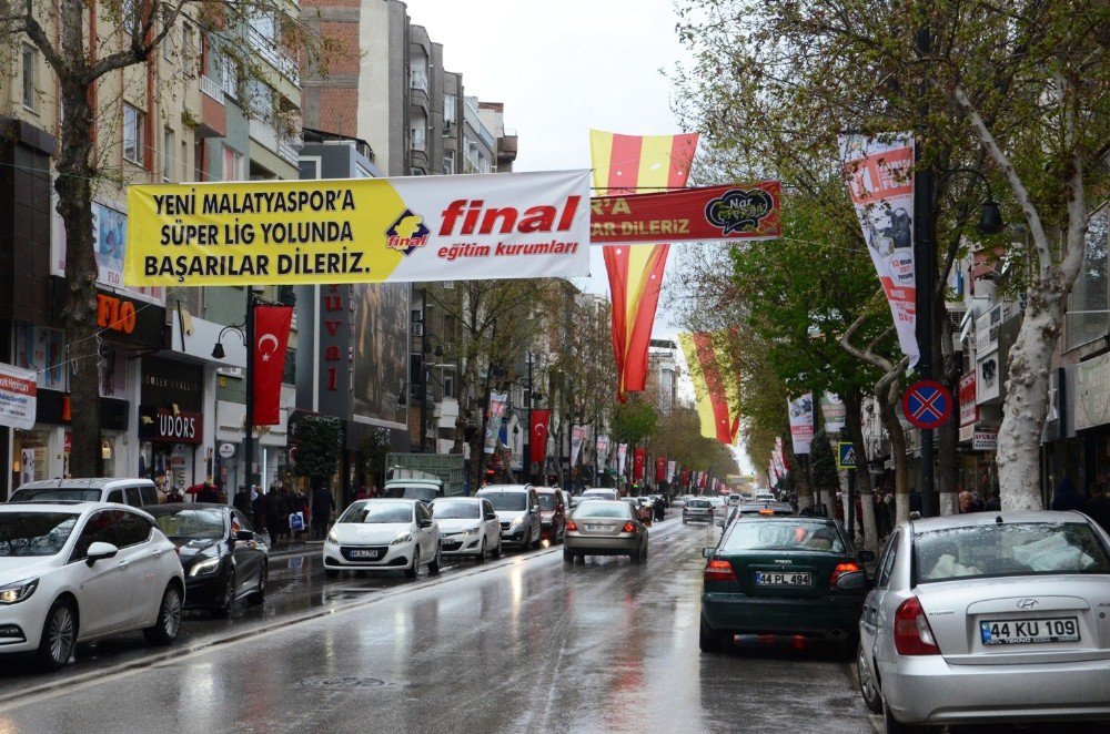 Malatya’da Sokaklar Sarı Kırmızıya Boyandı