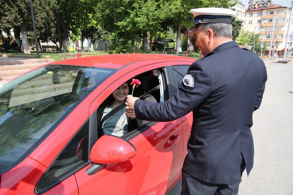 Polis Sürücülere Karanfil Dağıttı