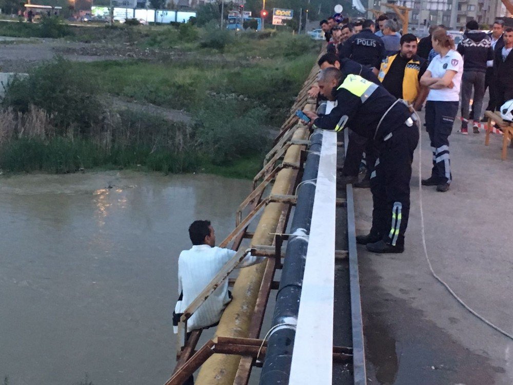 Köpründen Irmağa Atladı, İtfaiye Ekipleri Kurtardı