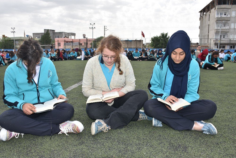 Öğrenciler Bedenleriyle ‘Kitap Oku’ Yazdı