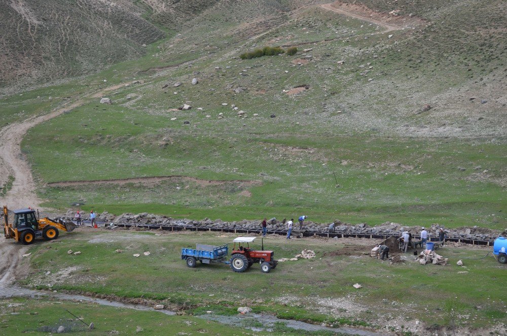 Adilcevaz’da Sulama Kanalı Yenileme Çalışması