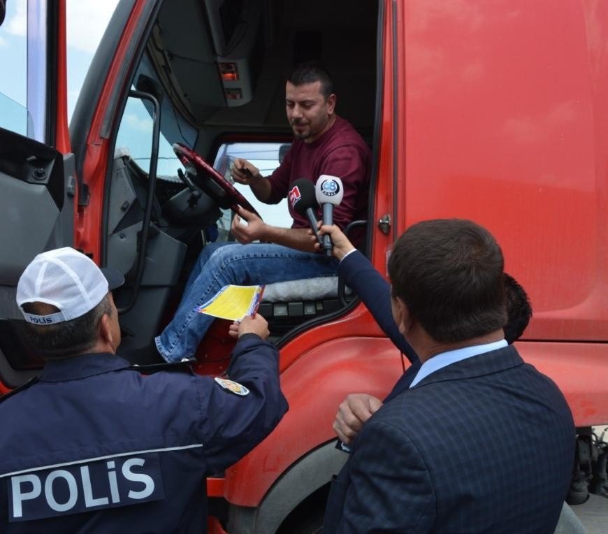 Polis Sürücülere Leblebi Dağıttı