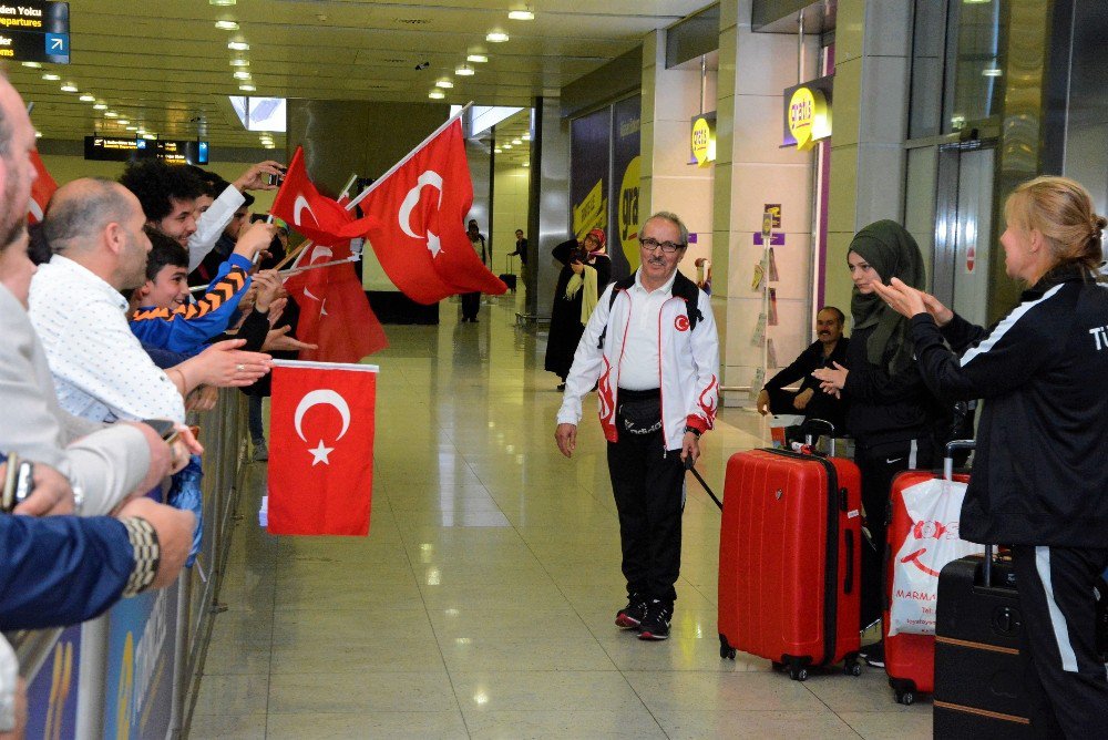 Körfezli Şampiyonlar Coşkuyla Karşılandı