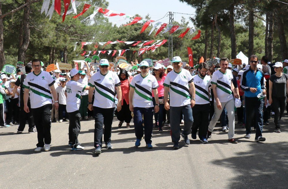 Fadıloğlu 700 Öğrenci İle Sağlık İçin Yürüdü