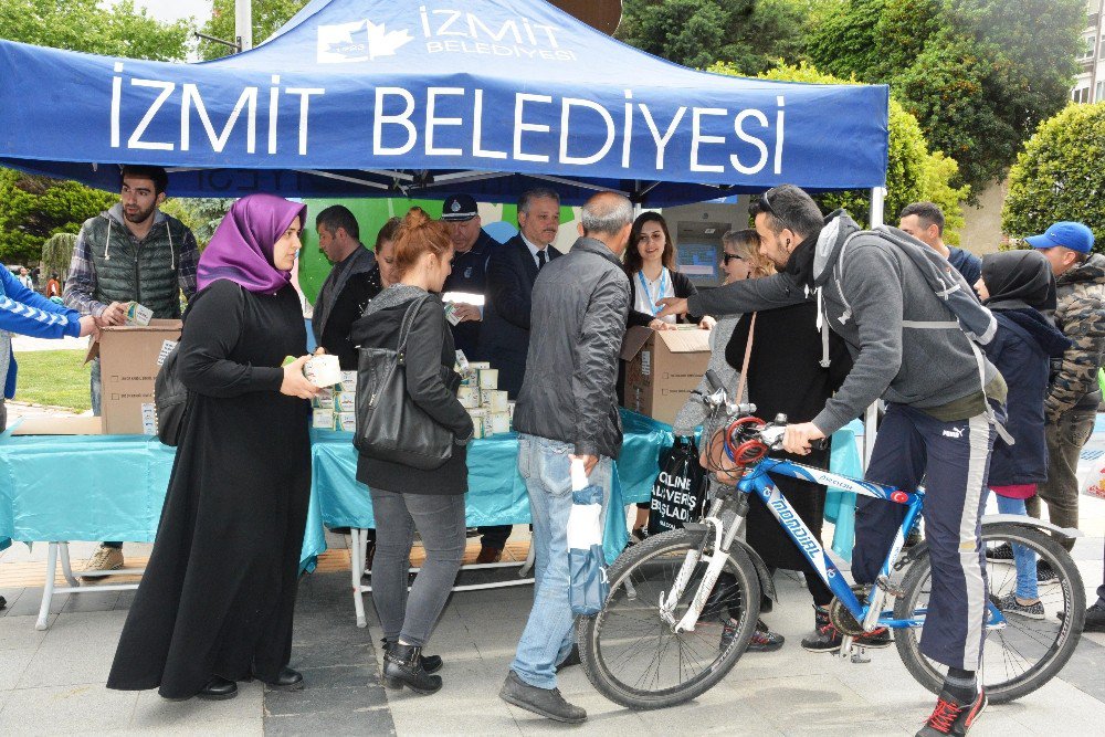 İzmit Belediyesi 4 Bin Paket Kandil Simidi Dağıttı