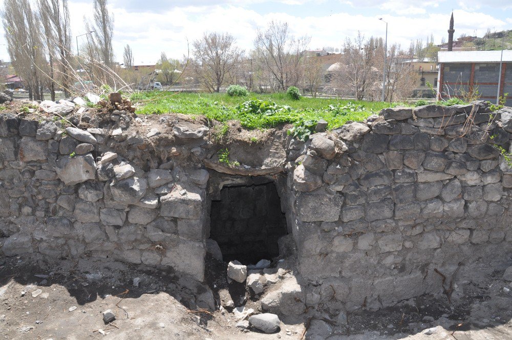 Kars’ta Gecekondu Yıkım Çalışmalarında 16. Yüzyıla Ait Buzhane Ortaya Çıktı