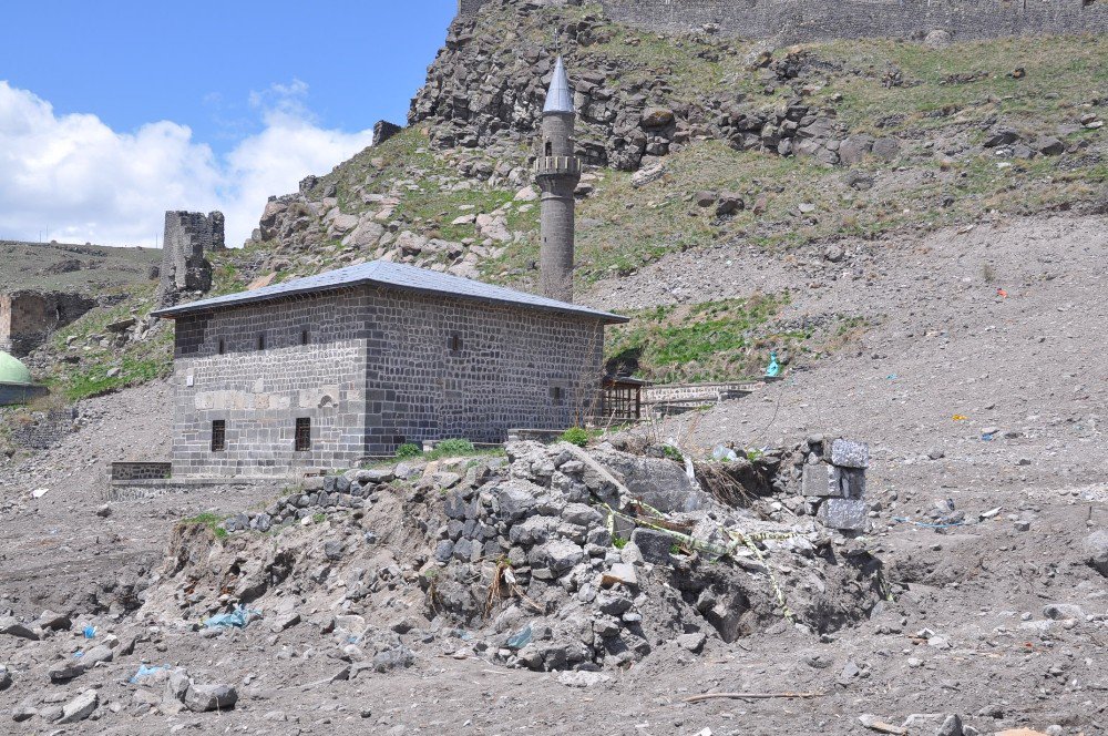 Kars’ta Gecekondu Yıkım Çalışmalarında 16. Yüzyıla Ait Buzhane Ortaya Çıktı