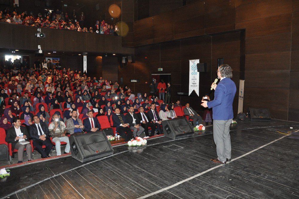 Kars’ta Sıtkı Aslanhan’ın Stant Up Gösterisi Yoğun İlgi Gördü