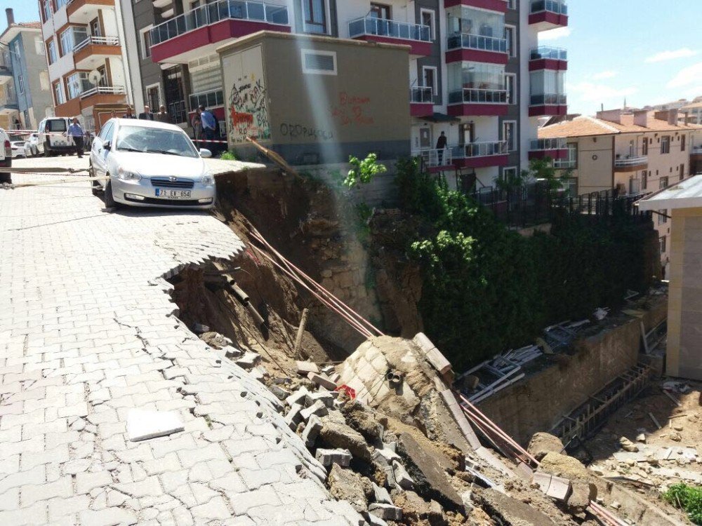 Kırıkkale’de Yol Çöktü, Araç Askıda Kaldı