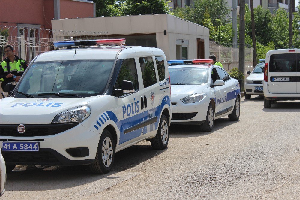 Bisikletli Oğlunu Sıkıştıran Araç Sürücüsünü Ayağından Vurdu