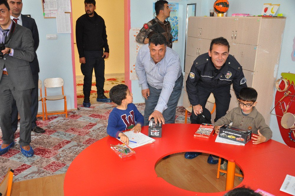 Kaymakam Uzan’dan Anaokulu Öğrencilerine Oyuncak