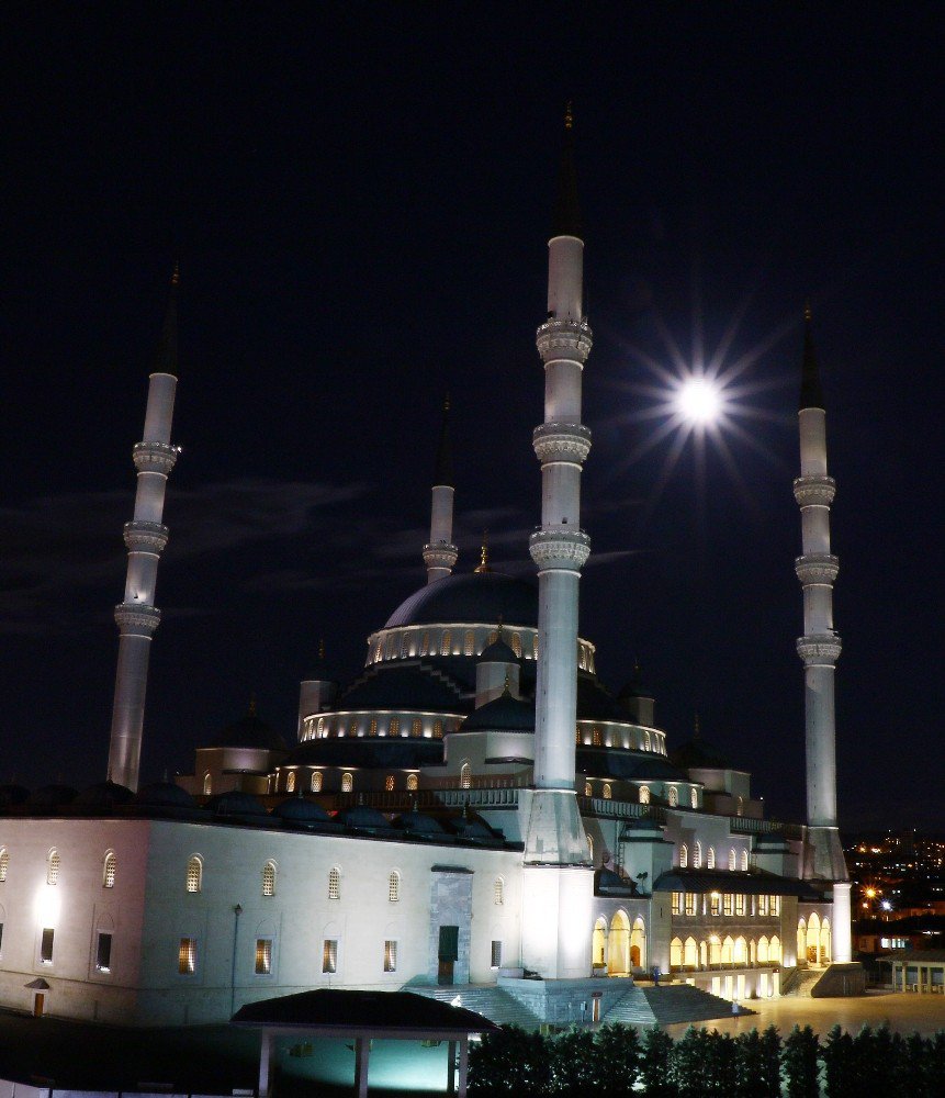 Berat Kandili’nde Ay Manzaralı Kocatepe Camii