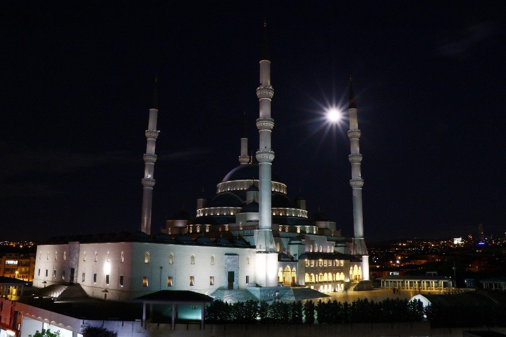 Berat Kandili’nde Ay Manzaralı Kocatepe Camii