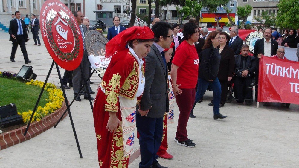 Polis Korosu İşaret Diliyle İstiklal Marşı Okudu