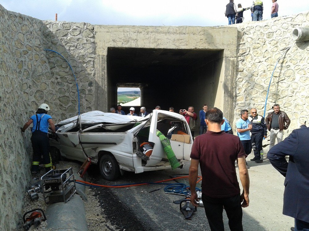 Otomobille Çarpışan Minibüs Köprüden Uçtu: 1 Ölü, 1 Yaralı