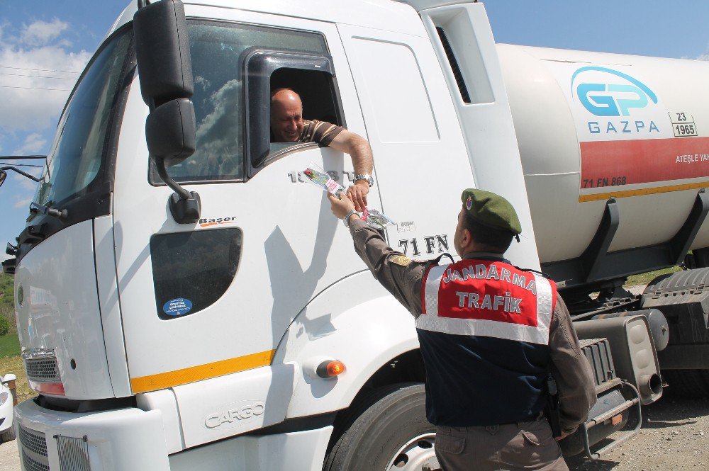 Tosya’da Beraat Kandili’nde Sürücülere Gül Dağıtıldı